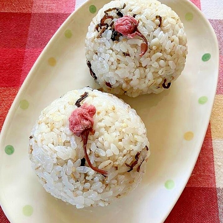 春の香り♬桜のおにぎり